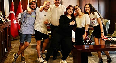 Başkan Tugay gençlerle omuz omuza