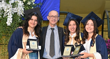 İzmir Özel Saint-Joseph Fransız Lisesi 142. Dönem mezunlarını verdi