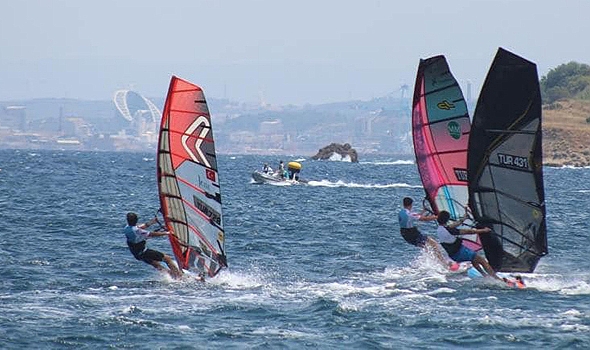 Türkiye Windsurf Slalom Ligi Foça'dan start aldı