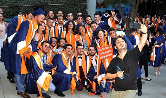 İzmir Ekonomi Üniversitesi’nde mezuniyet coşkusu