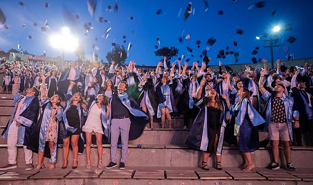 Yaşar Üniversitesi'nde mezuniyet heyecanı