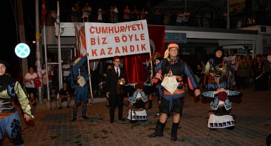 Beydağ Belediyesi 30 Ağustos Zafer Bayramı dolayısıyla fener alayı düzenledi