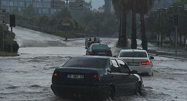 İzmir'de sağanak; dere taştı, yollar göle döndü