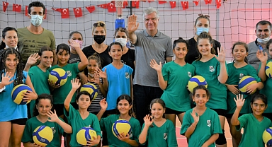 Narlıdere'de yaz eğitimini tamamlayan sporculara sertifika