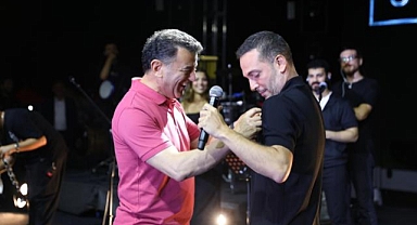 Oğuzhan Koç'a belediye başkanı çeyrek altın taktı