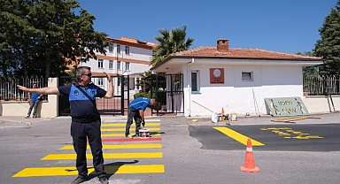 Ayvalık'ta okul önlerindeki yaya geçitleri ve uyarı levhaları yenileniyor 