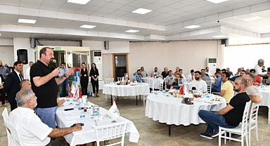 Başkan Gümrükçü berberler ile buluştu