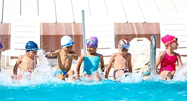 Bayraklı Havuzu’nda yüzde yüz hijyen!