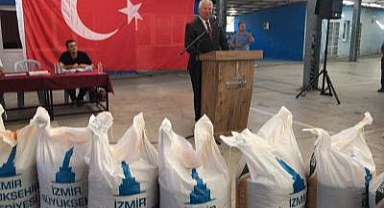 Büyükşehir’den Dikili’deki üreticiye yem desteği