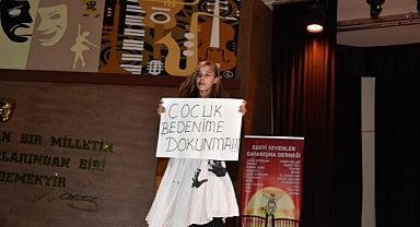 Çocuk gelin ve kadına şiddet oyunu duygulu anlar yaşattı