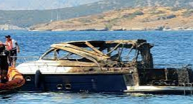 Denizin ortasında yanan yat küle döndü 