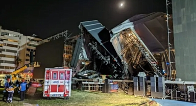 İzmir'de çöken sahne vinçle sabitlendi