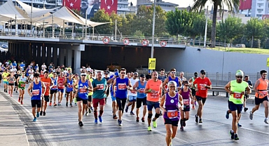 İzmir'in kurtuluşun 100'üncü yılında maraton coşkusu