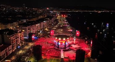 İzmir’in kurtuluşunun 100. yılında tarihe geçen kutlama yapıldı