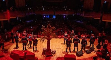 İzmirli muhtarlardan sahnede muhteşem 100’üncü yıl performansı 