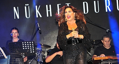 İZSİAD Üyeleri Nükhet Duru ile 30. yıla girdiler