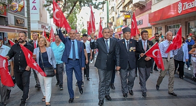 Karşıyaka'da gazilerden anlamlı yürüyüş