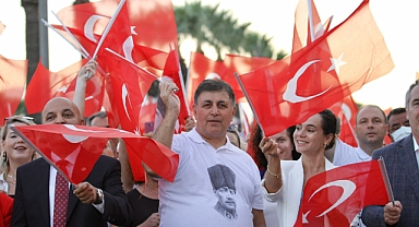 Karşıyaka'da Nazan Öncel ile 9 Eylül şöleni