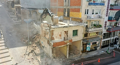 Konak'ta tehlike saçan binanın yıkımı gerçekleşti