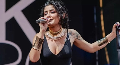 Melek Mosso İranlı kadınlara destek verdi: Sahnede saçlarını kesti