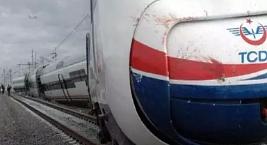 Raylara yaklaşan kadına yük treni çarptı: İzmir'de korkunç kaza!