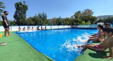 Roman çocuklar hem eğlendi hem yüzme öğrendi 