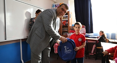 Seferihisar Belediyesi'nden çocuklara kırtasiye desteği