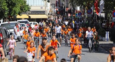 Selçuk’ta öğrenciler okula bisikletle gitti