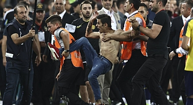 Siyah-beyazlılara tekme yağdıran holigan gözaltında