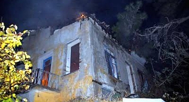 Tarihi Mavi Köşk yangında küle döndü