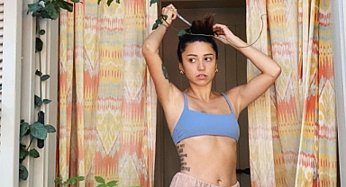 Zeynep Bastık'tan iç çamaşırlı ev hali pozu 