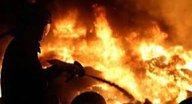 3 katlı binanın 2 katı da küle döndü: İzmir'de korkutan yangın 