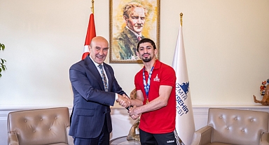 Başkan Soyer, Dünya şampiyonu Kerem Kamal’ı kutladı