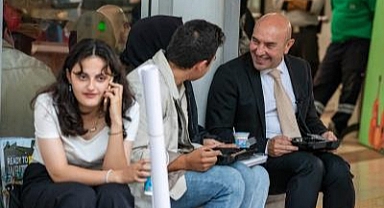 Başkan Soyer üniversitelilerle yemek yedi