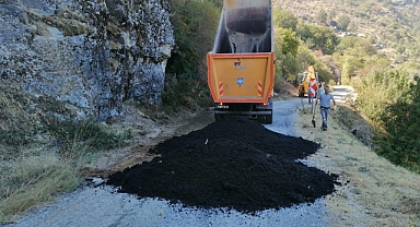 Beydağ'da sıcak asfalt çalışmaları devam ediyor 