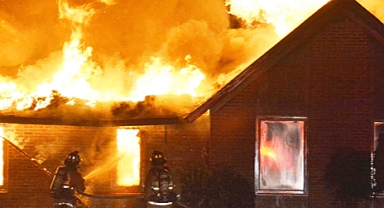 Boşanma aşamasındaki eşinin evini ateşe verdi