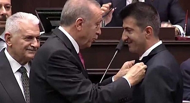 Erdoğan, Çelebi'nin rozetini taktı