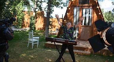 Fenomen Fevzi yeni parçası İzabelya’ya İzmir’de klip çekti