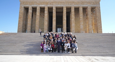 Gaziemirli çocuklar ve gençler Ata’sının huzurunda