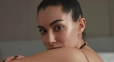 Hande Doğandemir denizde yorganla poz verdi