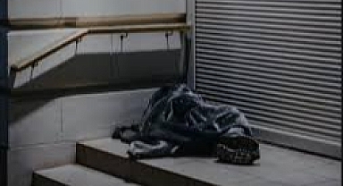 Karabağlar'da evsiz adam ölü bulundu: Şüpheli ölümle ilgili soruşturma başlatıldı 