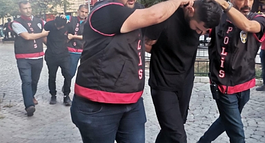 Kur-an'ı Kerim'i yırtıp ateşe verdiler: O şahıslar tutuklandı 