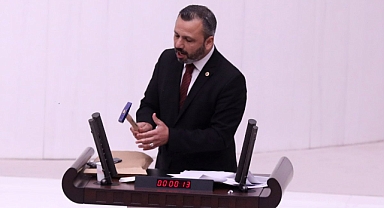 Kürsüde çekiçle telefonu kırarak o teklifi protesto etti 