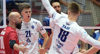 Altekma evinde liderle oynuyor