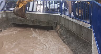 Aşırı yağış alan bölgelere anında müdahale ediliyor