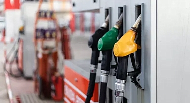 Benzine zam, motorine indirim yapıldı: Gece yarısından itibaren pompaya yansıdı