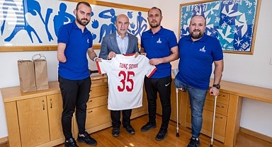 Dünya şampiyonu Ampute Milli Takımı'nın kalecisi Erdi Arslan İzmir’in gururu oldu