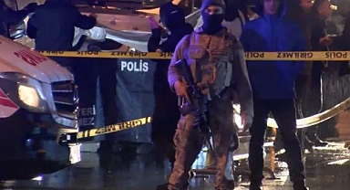 İstiklal Caddesi'nde polis ve şüpheliler arasında çatışma: 1'i polis memuru 3 kişi yaralandı 