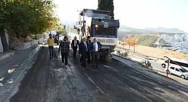 Karabağlar'da asfalt ekipleri durmaksızın çalışıyor