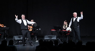 Konak sezona Ortadaki Oyun’la başladı